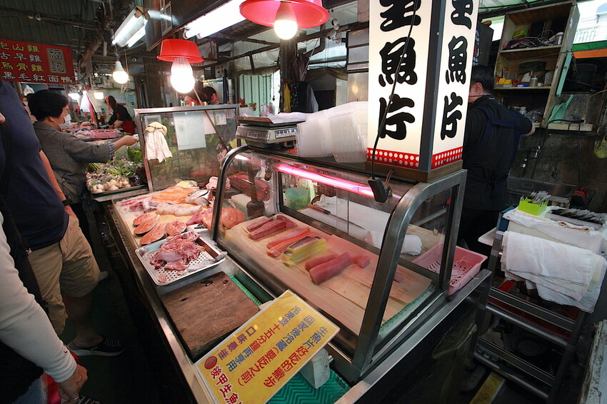 台南市東區吃。台南|東區。「後甲生魚片」隱身在後甲黃昏市場專賣生魚片的攤位,生意很好經常提早銷售一空「後甲生魚