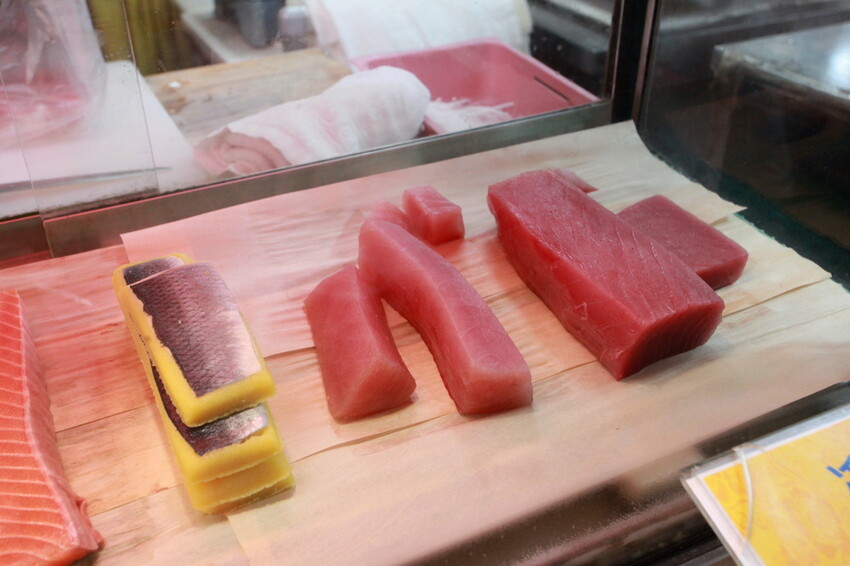 台南市東區吃。台南|東區。「後甲生魚片」隱身在後甲黃昏市場專賣生魚片的攤位,生意很好經常提早銷售一空「後甲生魚