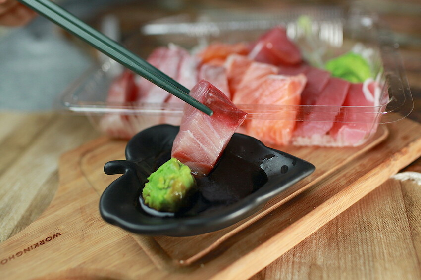 台南市東區吃。台南|東區。「後甲生魚片」隱身在後甲黃昏市場專賣生魚片的攤位,生意很好經常提早銷售一空「後甲生魚