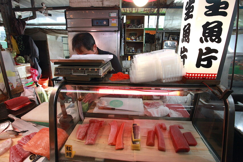 台南市東區吃。台南|東區。「後甲生魚片」隱身在後甲黃昏市場專賣生魚片的攤位,生意很好經常提早銷售一空「後甲生魚