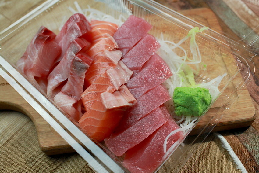 台南市東區吃。台南|東區。「後甲生魚片」隱身在後甲黃昏市場專賣生魚片的攤位,生意很好經常提早銷售一空「後甲生魚