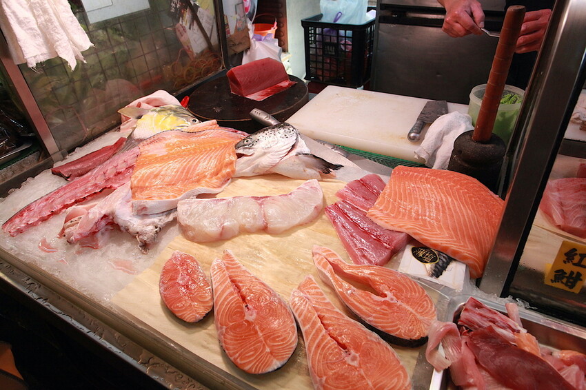 台南市東區吃。台南|東區。「後甲生魚片」隱身在後甲黃昏市場專賣生魚片的攤位,生意很好經常提早銷售一空「後甲生魚