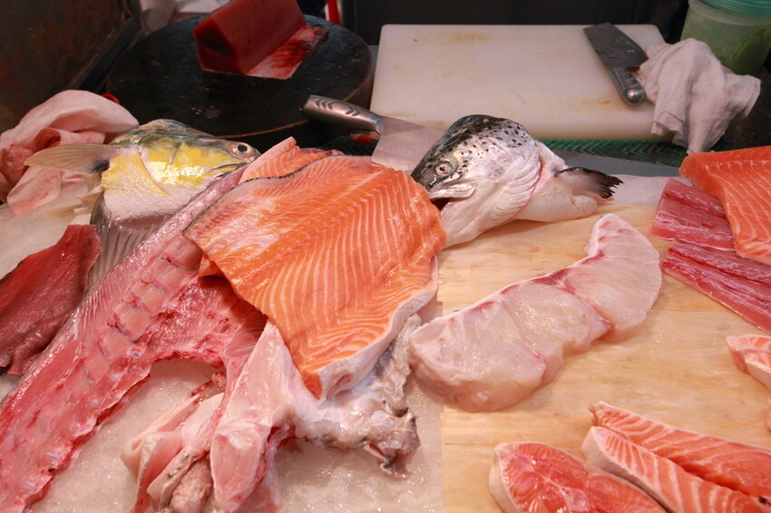 台南市東區吃。台南|東區。「後甲生魚片」隱身在後甲黃昏市場專賣生魚片的攤位,生意很好經常提早銷售一空「後甲生魚