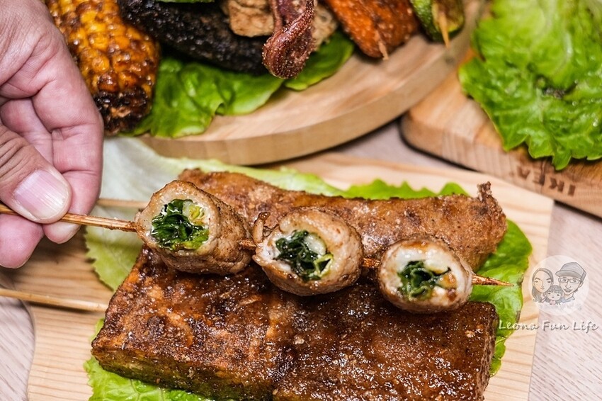 台中市南屯區台中人氣宵夜|ㄚ將古法碳烤南屯店-先炸後烤，大推八兩重雞排、串燒醬香濃郁好味道