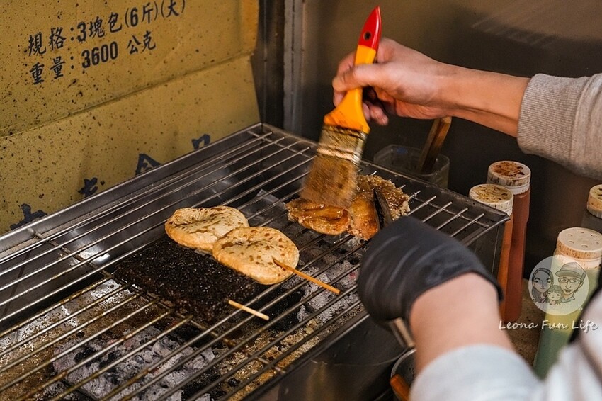 台中市南屯區台中人氣宵夜|ㄚ將古法碳烤南屯店-先炸後烤，大推八兩重雞排、串燒醬香濃郁好味道