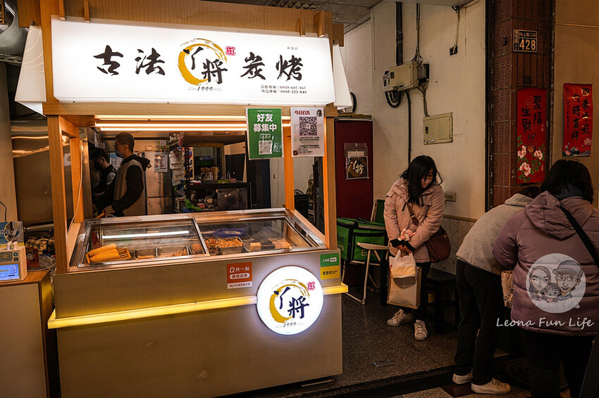 台中市南屯區台中人氣宵夜|ㄚ將古法碳烤南屯店-先炸後烤，大推八兩重雞排、串燒醬香濃郁好味道