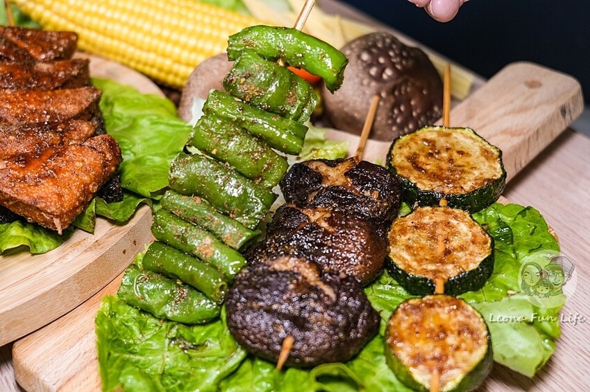 台中市南屯區台中人氣宵夜|ㄚ將古法碳烤南屯店-先炸後烤，大推八兩重雞排、串燒醬香濃郁好味道