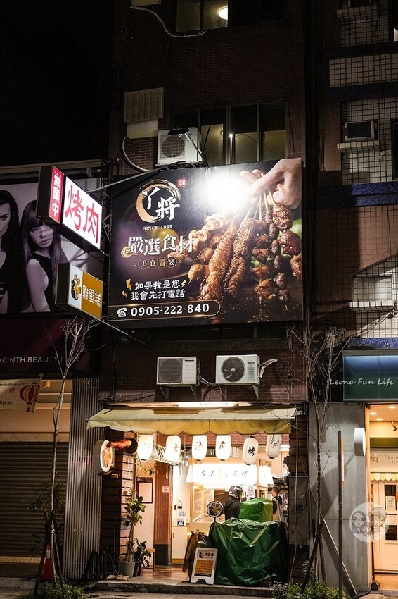 台中市南屯區台中人氣宵夜|ㄚ將古法碳烤南屯店-先炸後烤，大推八兩重雞排、串燒醬香濃郁好味道