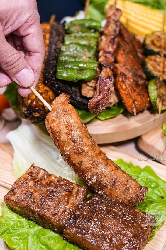 台中市南屯區台中人氣宵夜|ㄚ將古法碳烤南屯店-先炸後烤，大推八兩重雞排、串燒醬香濃郁好味道