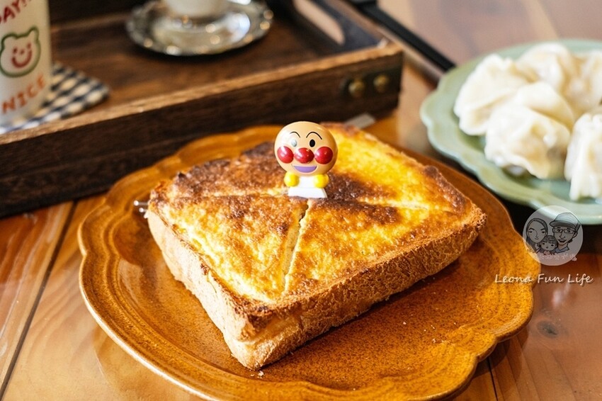 台中市西區台中復古藝廊咖啡廳｜耍廢咖啡－昭和風小店喝咖啡、吃甜點、看畫展的完美結合｜極光天氣晴藝展空間