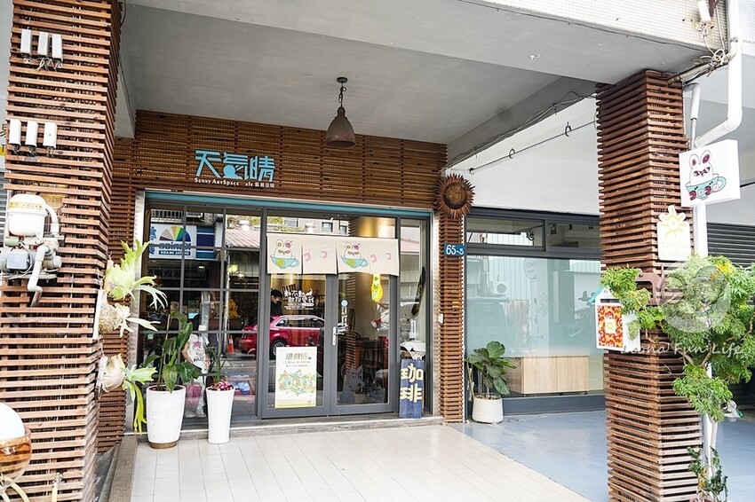 台中市西區台中復古藝廊咖啡廳｜耍廢咖啡－昭和風小店喝咖啡、吃甜點、看畫展的完美結合｜極光天氣晴藝展空間