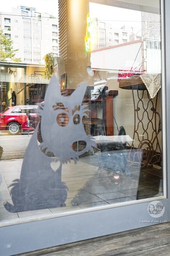 台中市西區台中復古藝廊咖啡廳｜耍廢咖啡－昭和風小店喝咖啡、吃甜點、看畫展的完美結合｜極光天氣晴藝展空間