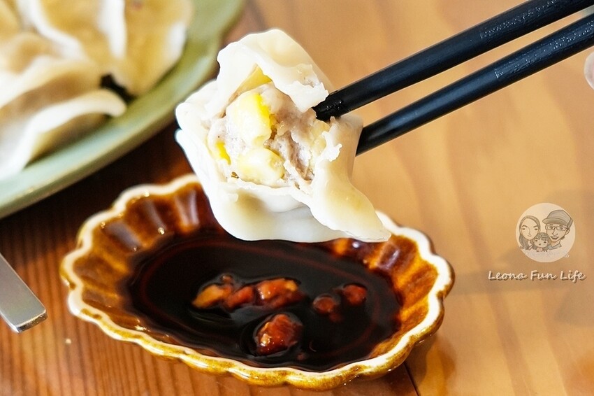 台中市西區台中復古藝廊咖啡廳｜耍廢咖啡－昭和風小店喝咖啡、吃甜點、看畫展的完美結合｜極光天氣晴藝展空間