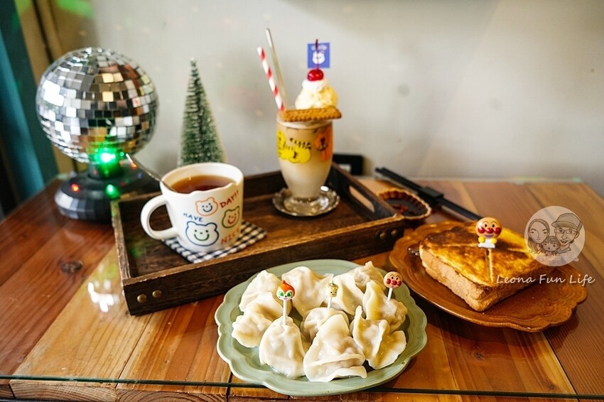 台中市西區台中復古藝廊咖啡廳｜耍廢咖啡－昭和風小店喝咖啡、吃甜點、看畫展的完美結合｜極光天氣晴藝展空間