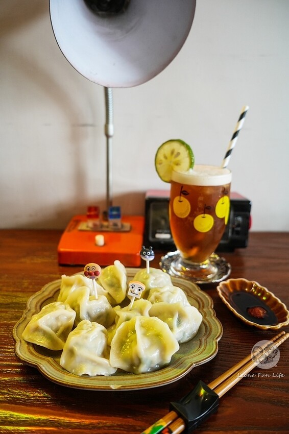 台中市西區台中復古藝廊咖啡廳｜耍廢咖啡－昭和風小店喝咖啡、吃甜點、看畫展的完美結合｜極光天氣晴藝展空間