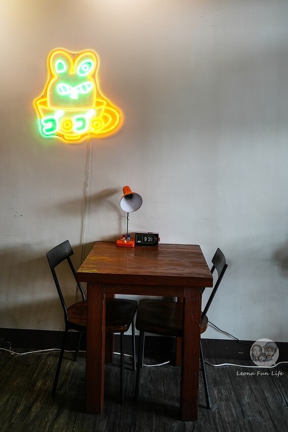 台中市西區台中復古藝廊咖啡廳｜耍廢咖啡－昭和風小店喝咖啡、吃甜點、看畫展的完美結合｜極光天氣晴藝展空間