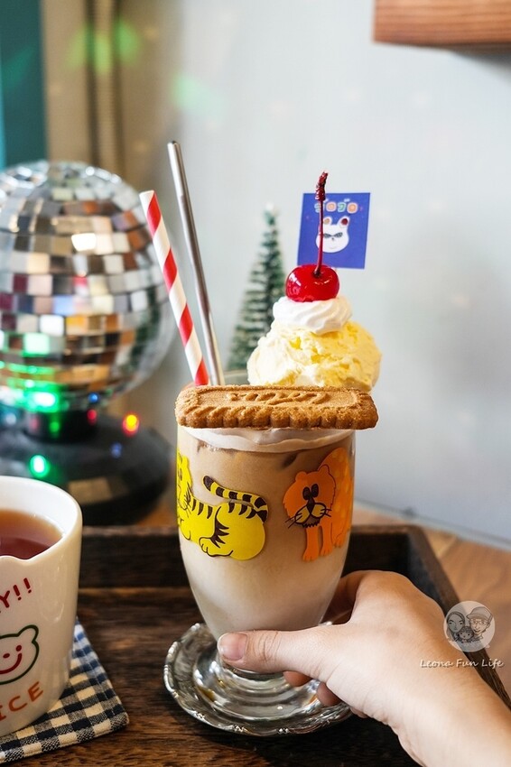 台中市西區台中復古藝廊咖啡廳｜耍廢咖啡－昭和風小店喝咖啡、吃甜點、看畫展的完美結合｜極光天氣晴藝展空間