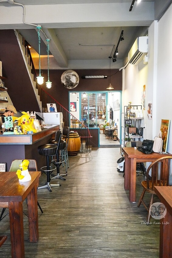 台中市西區台中復古藝廊咖啡廳｜耍廢咖啡－昭和風小店喝咖啡、吃甜點、看畫展的完美結合｜極光天氣晴藝展空間