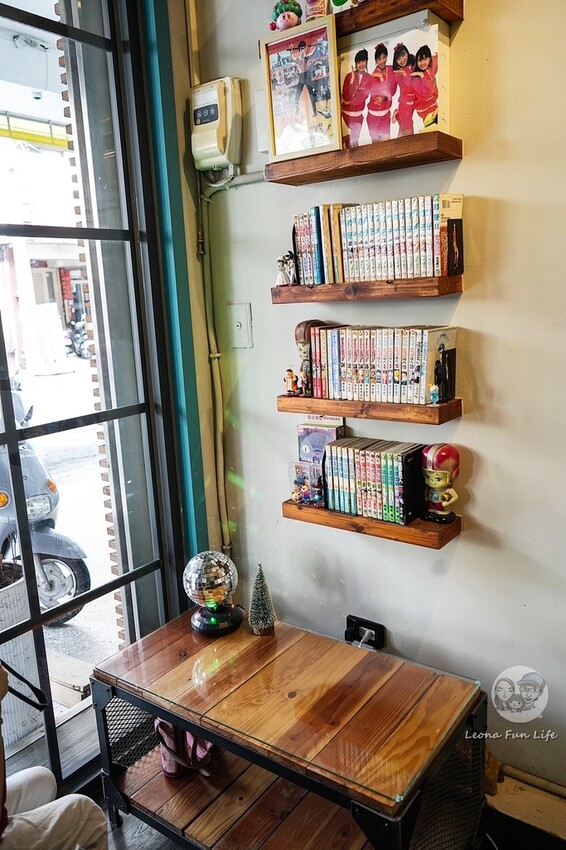 台中市西區台中復古藝廊咖啡廳｜耍廢咖啡－昭和風小店喝咖啡、吃甜點、看畫展的完美結合｜極光天氣晴藝展空間