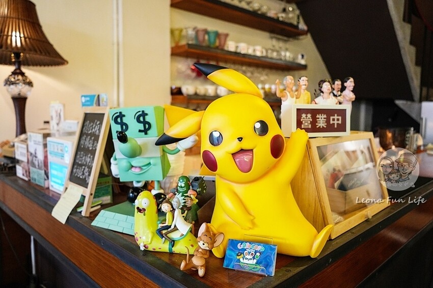 台中市西區台中復古藝廊咖啡廳｜耍廢咖啡－昭和風小店喝咖啡、吃甜點、看畫展的完美結合｜極光天氣晴藝展空間