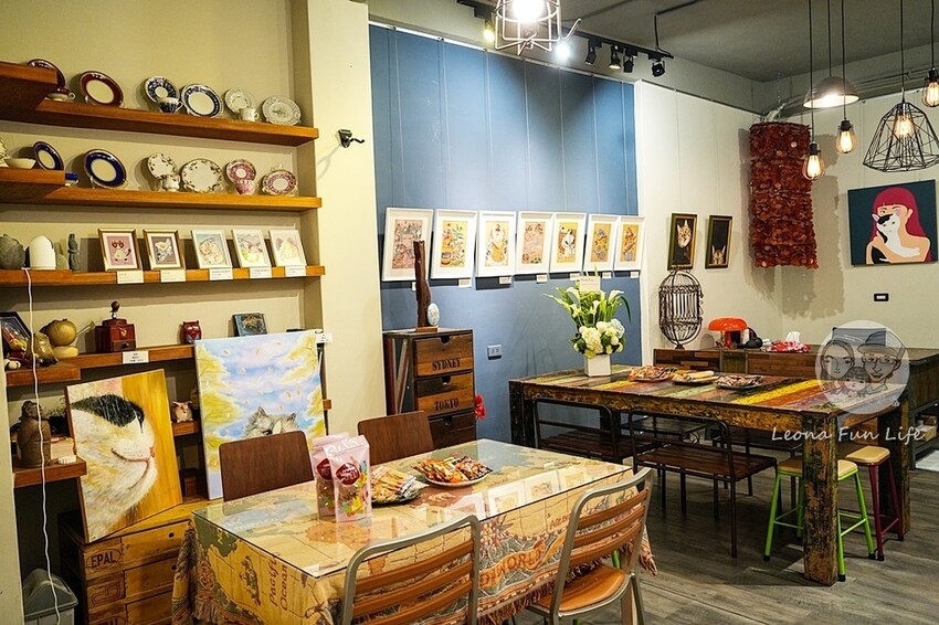 台中市西區台中復古藝廊咖啡廳｜耍廢咖啡－昭和風小店喝咖啡、吃甜點、看畫展的完美結合｜極光天氣晴藝展空間