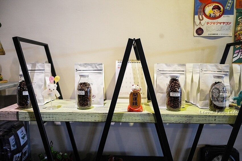 台中市西區台中復古藝廊咖啡廳｜耍廢咖啡－昭和風小店喝咖啡、吃甜點、看畫展的完美結合｜極光天氣晴藝展空間