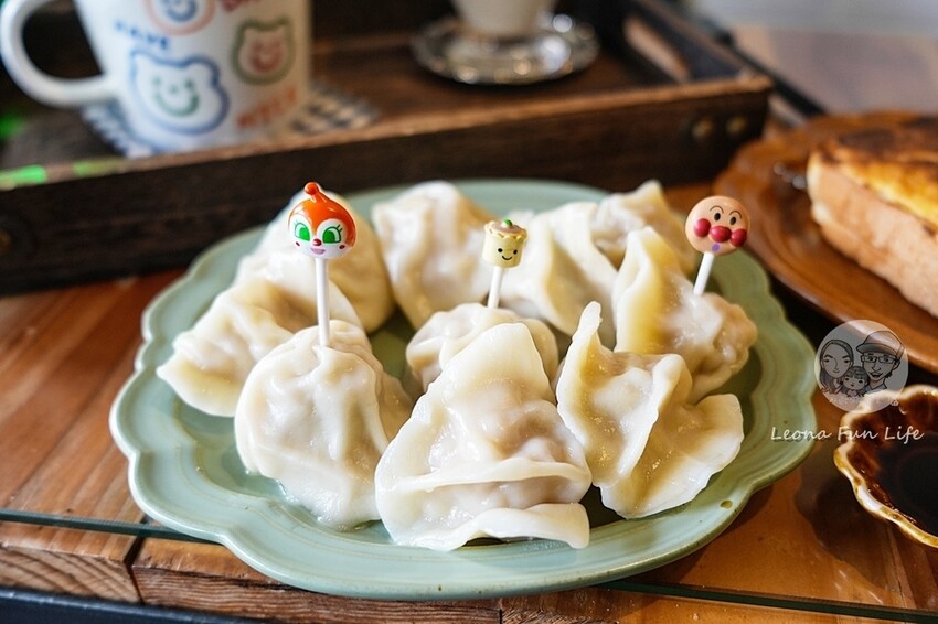 台中市西區台中復古藝廊咖啡廳｜耍廢咖啡－昭和風小店喝咖啡、吃甜點、看畫展的完美結合｜極光天氣晴藝展空間