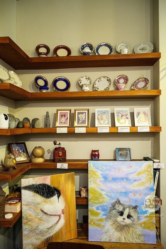 台中市西區台中復古藝廊咖啡廳｜耍廢咖啡－昭和風小店喝咖啡、吃甜點、看畫展的完美結合｜極光天氣晴藝展空間