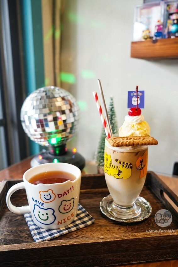 台中市西區台中復古藝廊咖啡廳｜耍廢咖啡－昭和風小店喝咖啡、吃甜點、看畫展的完美結合｜極光天氣晴藝展空間