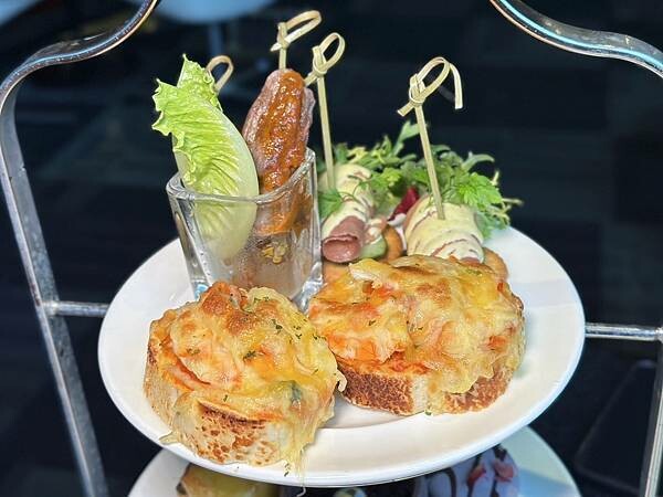 桃園市龜山區[林口美食] A Bar 福容大飯店 桃園機捷A8店 270度環景酒吧 輕食午餐只要$299 / 英式下午茶也好吃！#林口A8