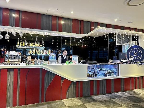 桃園市龜山區[林口美食] A Bar 福容大飯店 桃園機捷A8店 270度環景酒吧 輕食午餐只要$299 / 英式下午茶也好吃！#林口A8