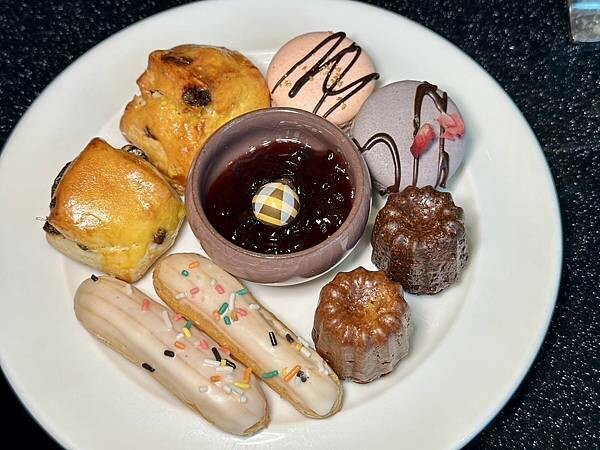 桃園市龜山區[林口美食] A Bar 福容大飯店 桃園機捷A8店 270度環景酒吧 輕食午餐只要$299 / 英式下午茶也好吃！#林口A8