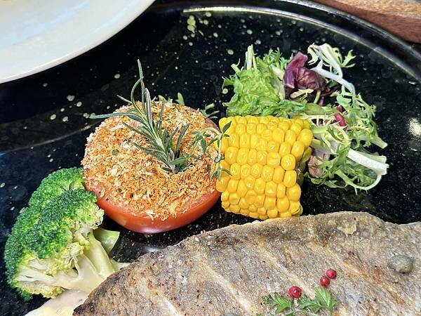 桃園市龜山區[林口美食] A Bar 福容大飯店 桃園機捷A8店 270度環景酒吧 輕食午餐只要$299 / 英式下午茶也好吃！#林口A8