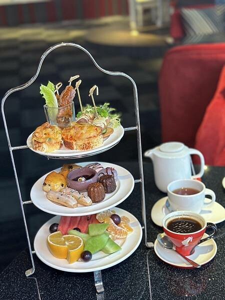 桃園市龜山區[林口美食] A Bar 福容大飯店 桃園機捷A8店 270度環景酒吧 輕食午餐只要$299 / 英式下午茶也好吃！#林口A8