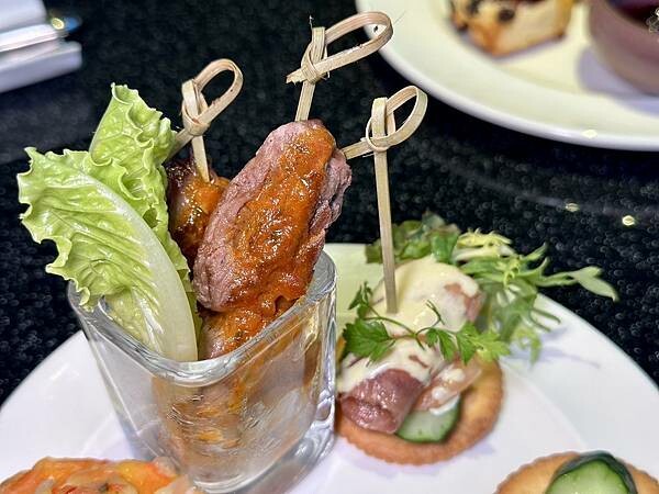 桃園市龜山區[林口美食] A Bar 福容大飯店 桃園機捷A8店 270度環景酒吧 輕食午餐只要$299 / 英式下午茶也好吃！#林口A8