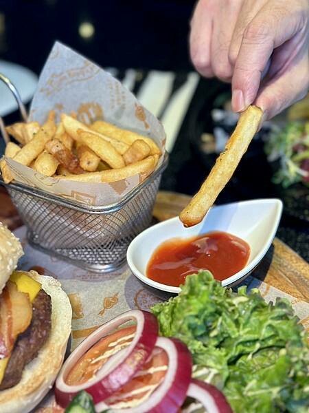 桃園市龜山區[林口美食] A Bar 福容大飯店 桃園機捷A8店 270度環景酒吧 輕食午餐只要$299 / 英式下午茶也好吃！#林口A8