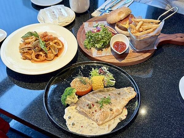 桃園市龜山區[林口美食] A Bar 福容大飯店 桃園機捷A8店 270度環景酒吧 輕食午餐只要$299 / 英式下午茶也好吃！#林口A8