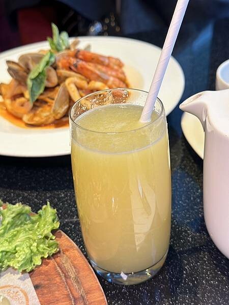 桃園市龜山區[林口美食] A Bar 福容大飯店 桃園機捷A8店 270度環景酒吧 輕食午餐只要$299 / 英式下午茶也好吃！#林口A8