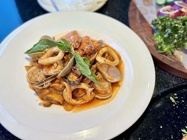 桃園市龜山區[林口美食] A Bar 福容大飯店 桃園機捷A8店 270度環景酒吧 輕食午餐只要$299 / 英式下午茶也好吃！#林口A8