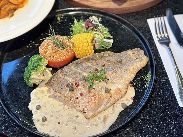 桃園市龜山區[林口美食] A Bar 福容大飯店 桃園機捷A8店 270度環景酒吧 輕食午餐只要$299 / 英式下午茶也好吃！#林口A8