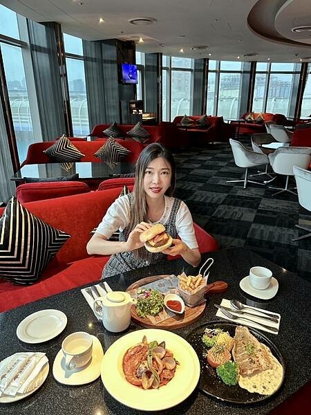 桃園市龜山區[林口美食] A Bar 福容大飯店 桃園機捷A8店 270度環景酒吧 輕食午餐只要$299 / 英式下午茶也好吃！#林口A8