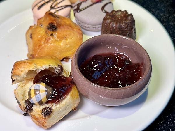 桃園市龜山區[林口美食] A Bar 福容大飯店 桃園機捷A8店 270度環景酒吧 輕食午餐只要$299 / 英式下午茶也好吃！#林口A8