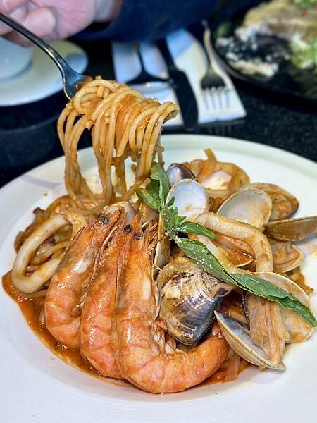 桃園市龜山區[林口美食] A Bar 福容大飯店 桃園機捷A8店 270度環景酒吧 輕食午餐只要$299 / 英式下午茶也好吃！#林口A8