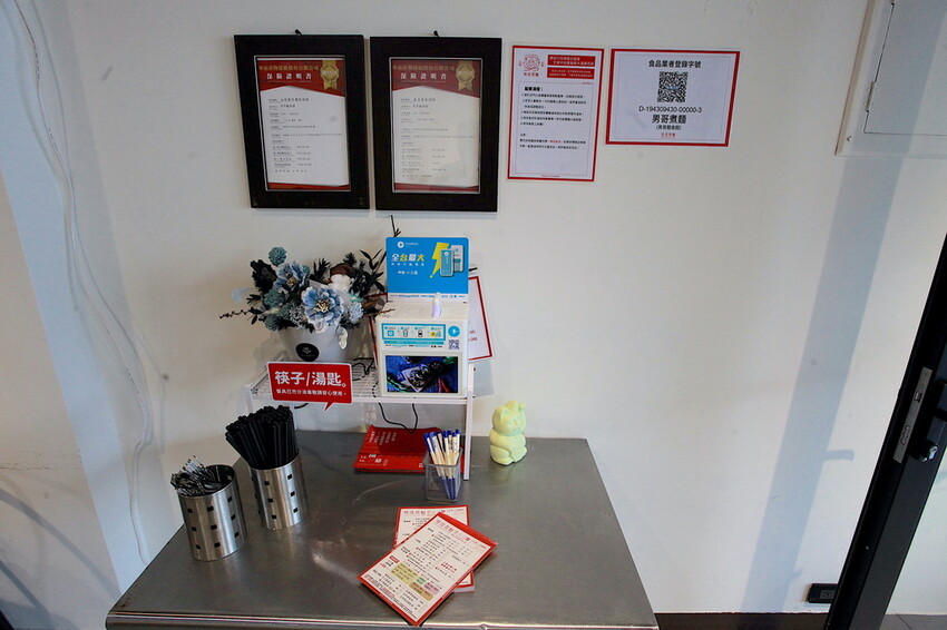 台南市中西區吃。台南｜中西區。「男哥煮麵 NightGo Noodles」新店報報!!!!!獨特口味の汕頭意麵全面上市，充滿文青風用