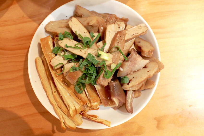 台南市中西區吃。台南｜中西區。「男哥煮麵 NightGo Noodles」新店報報!!!!!獨特口味の汕頭意麵全面上市，充滿文青風用