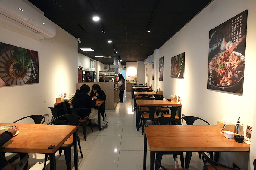 台南市中西區吃。台南｜中西區。「男哥煮麵 NightGo Noodles」新店報報!!!!!獨特口味の汕頭意麵全面上市，充滿文青風用