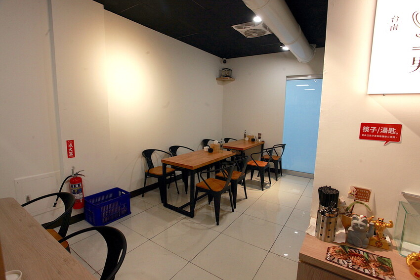 台南市中西區吃。台南｜中西區。「男哥煮麵 NightGo Noodles」新店報報!!!!!獨特口味の汕頭意麵全面上市，充滿文青風用