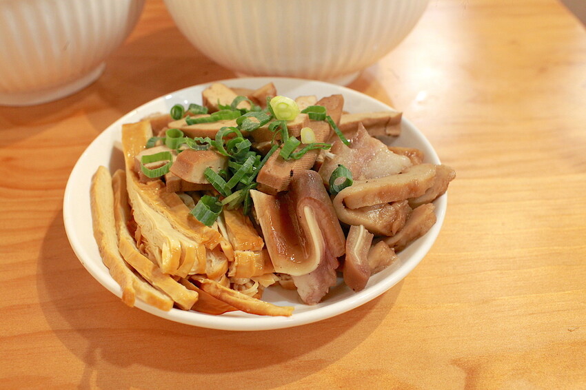 台南市中西區吃。台南｜中西區。「男哥煮麵 NightGo Noodles」新店報報!!!!!獨特口味の汕頭意麵全面上市，充滿文青風用