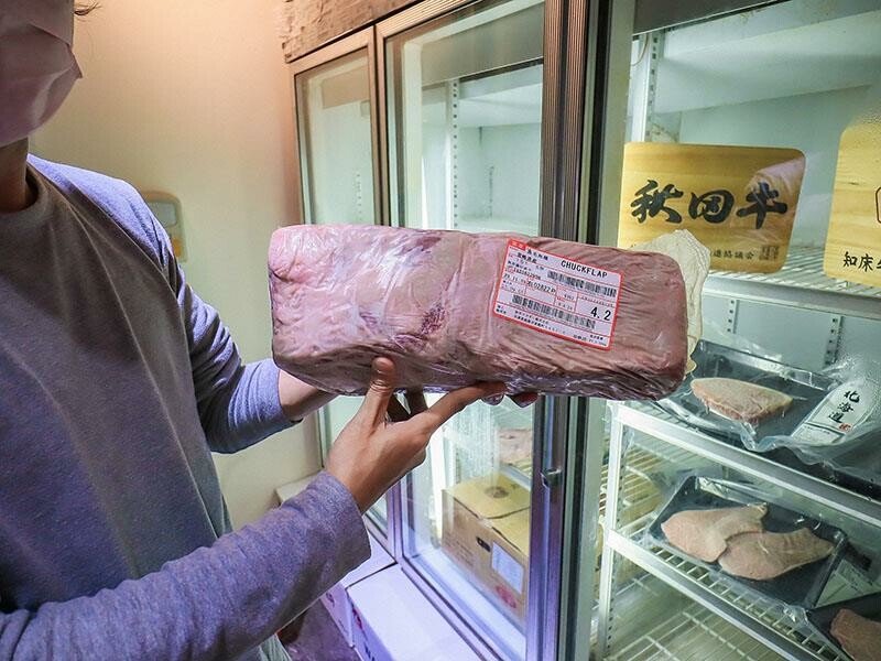 竹北尚羽水產 $99吃牛舌便當 店內品嘗生魚片，鮮凍南美生白蝦、2S等級生食級干貝，還有秋田牛、知床牛等多種和牛肉品販售