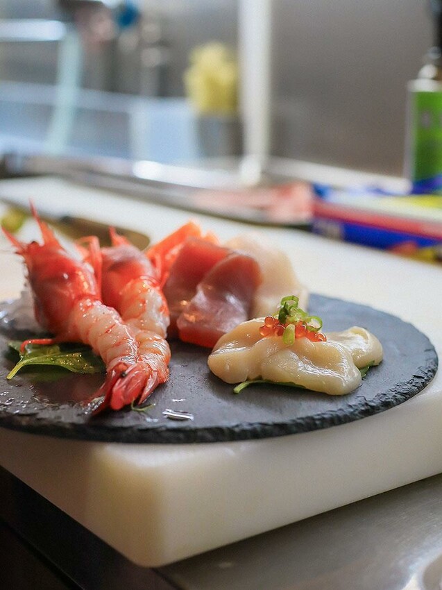 竹北尚羽水產 $99吃牛舌便當 店內品嘗生魚片，鮮凍南美生白蝦、2S等級生食級干貝，還有秋田牛、知床牛等多種和牛肉品販售